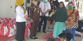 Bantu Warga Terdampak Covid -19, Jaksa Di Kabupaten Bekasi Salurkan 500 Paket Sembako.