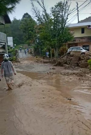 Masih Didera Wabah Virus Corona, Kini Bencana Banjir Juga Menerjang Aceh. - Foto: Banjir bandang melanda Mriiah Pon, Kecamatan Kebayaken, Aceh Tengah, Rabu, 13 Mei 2020. (Istimewa)