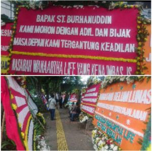 Disinyalir Bersengaja Untuk Merusak Kinerja Jaksa Dan Hakim Pada Pengusutan Megaskandal Korupsi Asuransi Jiwasraya, Pegiat Anti Korupsi Minta Pengadilan Tipikor Bersihkan Karangan Bunga Dukungan Kepada Terdakwa Korupsi. – Foto: Beberapa Karangan Bunga yang disinyalir berisi dukungan terhadap para terdakwa megaskandal korupsi di PT Asuransi Jiwasraya (Persero) yang diletakkan di sekitar Pengadilan Tipikor pada Pengadilan Negeri Jakarta Pusat (PN Jakpus). (Net)