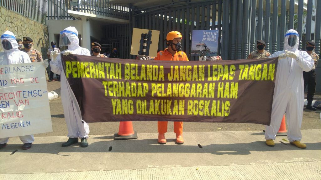 Kapal Keruk Pasir Boskalis Beroperasi di Perairan Makassar, Koalisi Selamatkan Laut Indonesia Gelar Aksi Penolakan di Depan Kedutaan Besar Belanda, di Jakarta, Selasa (28/07/2020). (Ist)