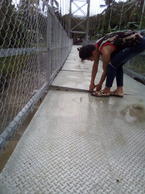 Membahayakan Nyawa dan Tidak Layak, Pekerjaan Pembangunan Jembatan Gantung Muzoi di Nias Utara Harus Dievaluasi. – Foto: Kondisi Jembatan Gantung Sungai Muzoi di Kabupaten Nias Utara. (Ist)