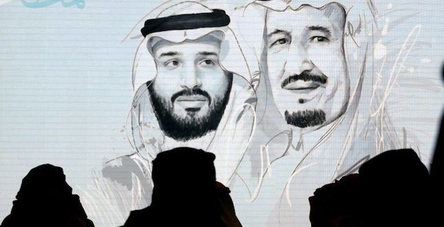 Setelah Newcastle, Pangeran Arab Saudi Dikabarkan Incar Inter Milan. - Foto: Sketsa pemilik baru Newcastle Mohammed Bin Salman-kiri-bersama sang ayah Raja Salman.(AP Photo)