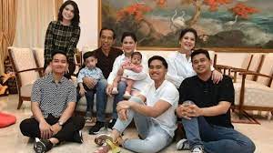 Rakyat Sengsara, Keluarga Istana Sejahtera, Waspadalah, Kroniisme Jokowi Kian Kasat Mata. - Foto: Keluarga Joko Widodo.(Net)