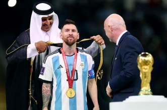 Emir Qatar, Sheikh Tamim bin Hamad Al Thani, memakaikan jubah tradisional Arab, Bisht, ke Kapten Timnas Argentina, Lionel Messi. (Foto: Reuters/Hannah McKay)