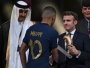 Foto: Presiden Prancis, Emmanuel Macron, menghibur Timnas Prancis yang kalah dalam laga final melawan Timnas Argentina di Piala Dunia 2022 di Qatar, pada Minggu 18 Desember 2022. (AFP/Paul Ellis)