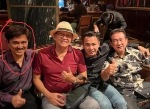 Foto: Pelaku Kontraktor bodong pakai SPK bodong, HT alias Herman Trisna, bersama Aktor Senior Roy Merten, Raffi Ahmad, dan Anwar Fuady.(Dok)