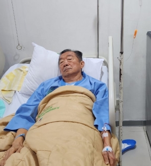 Foto: Kakek Herman Djaya (usia 80 tahun) mendadak semaput dilarikan ke Rumah Sakit. Kakek Herman Djaya adalah korban kriminalisasi hukum 13 tahun, dan dipaksakan P-21 oleh Jampidum, Fadil Zumhana. (Dok)