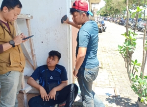 Foto: Para Penyidik Polda Jawa Barat dalam proses penangkapan paksa kepada Pendeta Yusuf Manubulu, Senin (10/04/2023). (Ist)