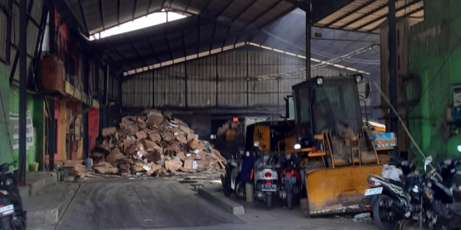 Foto: Pabrik pengolahan kardus bekas bermasalah di Ciracas bernama UD Gunadi Putra alias CV Gunadi Putra Nusantara milik Denny Gunadi, masih bebas beroperasi, Rabu (12/07/2023). (Dok)