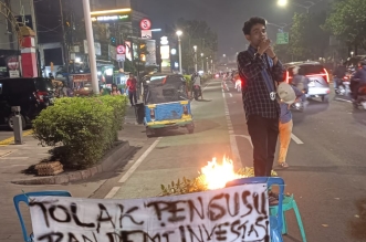 Foto: Ketua Gerakan Mahasiswa Kristen Indonesia Cabang Jakarta (Ketua GMKI Jakarta), Chrysmon Gultom berorasi dalam unjuk rasa. (Ist)