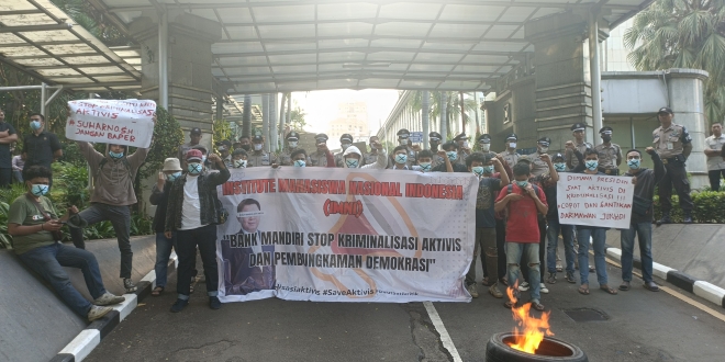 Aksi Unjuk Rasa Sejumlah Aktivis di depan kantor Bank Mandiri, menuntut hentikan kriminalisasi terhadap para pengunjuk rasa, pada Rabu (14/12/2023). (Dok)