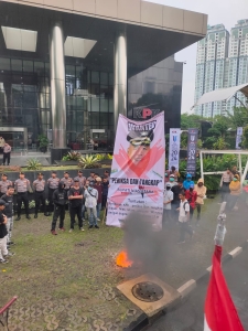 Foto: Massa dari Koalisi Mahasiswa dan Pemuda Anti Korupsi Sumatera Utara (KAMPAK-SU) menggelar aksi mendesak Komisi Pemberantasan Korupsi (KPK) memroses Bupati Nias Utara, Amizaro Waruru, di depan Gedung KPK, Jalan HR Rasuna Said, Kuningan, Jakarta Selatan, Rabu (17/1/2024). (Dok)